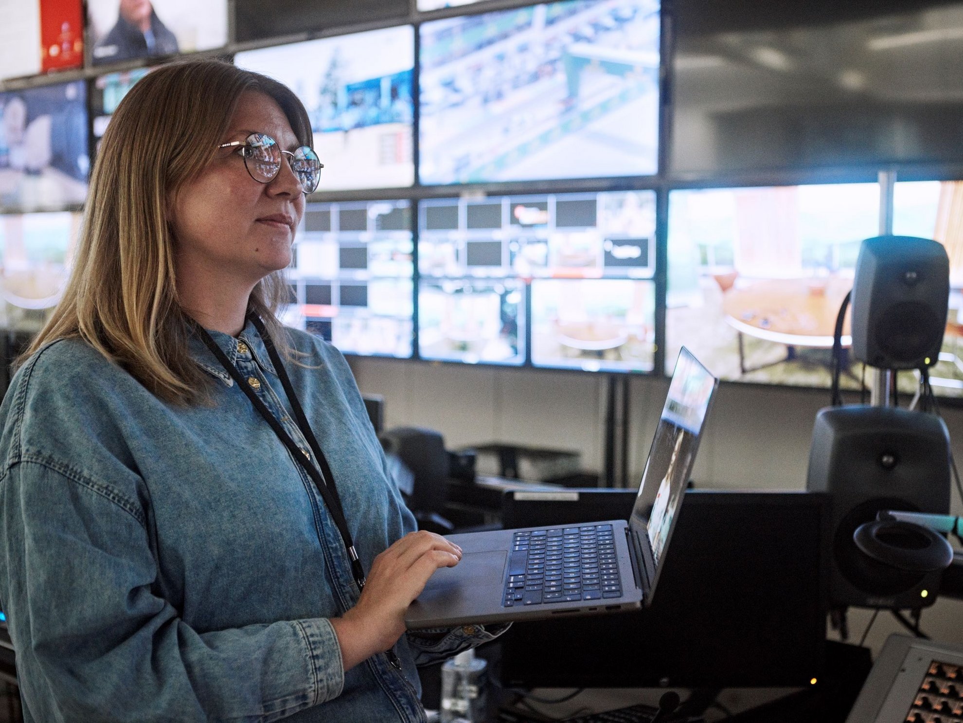 Læs interview med Lea Simone Pedersen Lea Simone Pedersen, ansat ved TV 2, bag kulissen under optagelse.