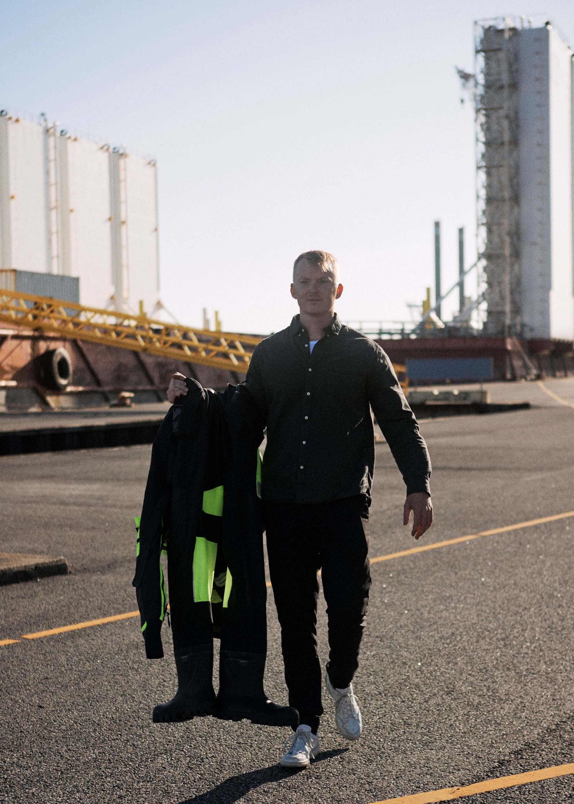 Niklas Rosenørn, ansat ved VIKING, gående med sikkerhedsdragt.